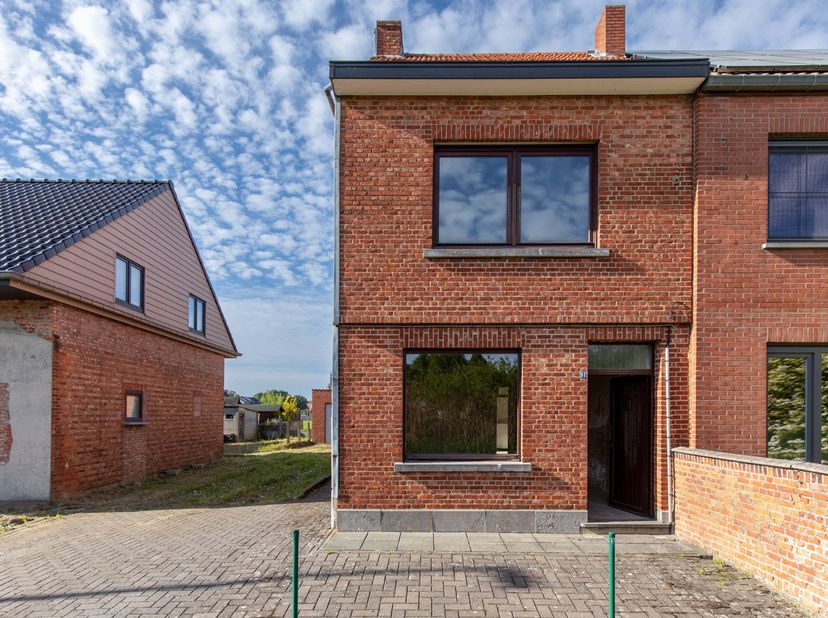 In een doodlopend straatje nabij het centrum van Rillaar ligt deze gezinswoning. De woning uit de jaren vijftig moet uiteraard volledig gerenoveerd wo