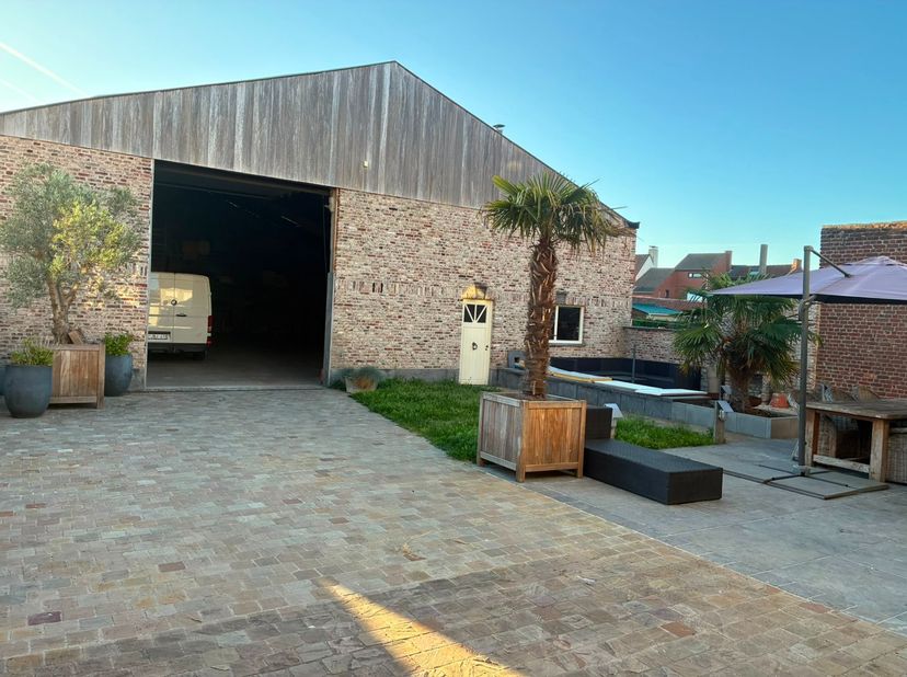 LOODS 350m² + WONING te Wervik. Bent u op zoek naar een woning waar ruimte, comfort en professionele mogelijkheden hand in hand gaan? Dan is deze uits