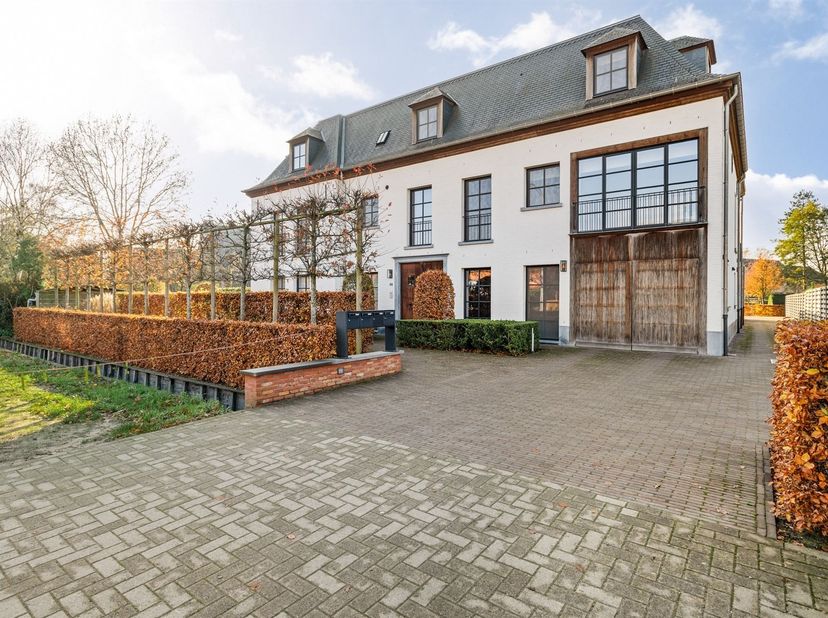 Luxueus duplexappartement met 2 slaapkamers<br />
<br />
U betreedt het appartement gelegen op de eerste en tweede verdieping en komt toe in de inko