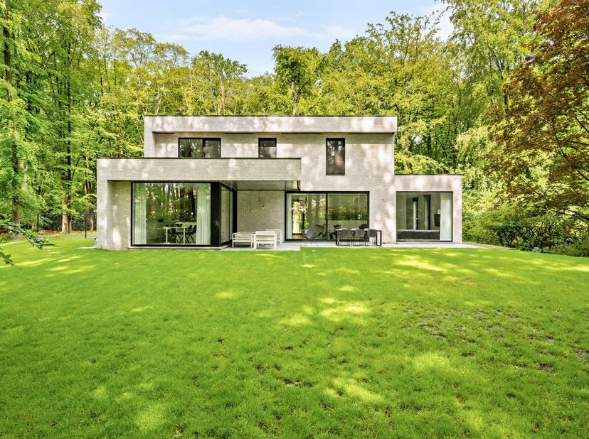 Deze moderne en energiezuinige villa (E-peil -4) is gelegen in een rustige en bosrijke straat te Oud-Turnhout. Deze eigendom dateert van 2024 en is af