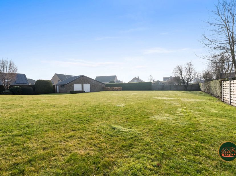 Exclusieve bouwgrond voor halfopen bebouwing in groene residentiële omgeving – Maldegem / Adegem<br />
In een rustige en groene residentiele omgeving