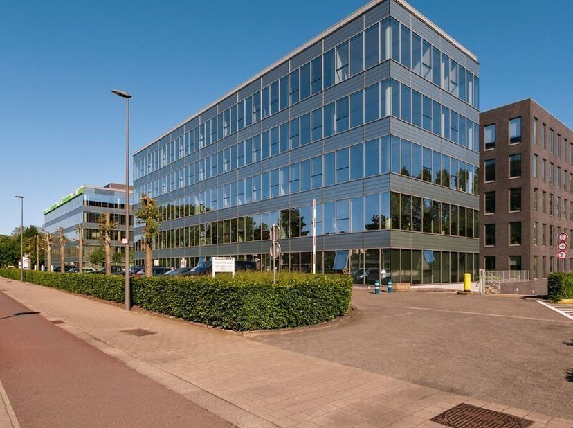 Espace de bureau récemment aménagé de 676m² au premier étage (à l'avant), extensible avec 1.189m² de bureaux à l'arrière<br />
Emplacement : à proximi