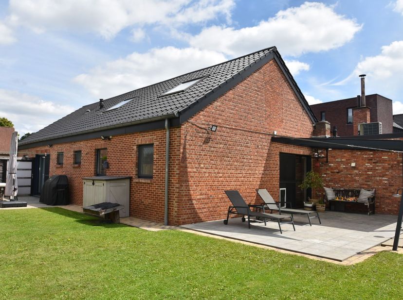 NIEUW BIJ ANIMO VASTGOED!!<br />
Energiezuinige woning (EPC B) met praktijkruimte en wellness-tuin te Heusden-Zolder.<br />
Perfecte combinatie van