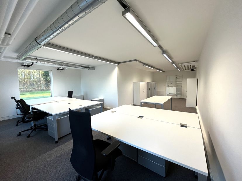 Deze ruime kantoren te huur in het Axxes Business Park te Merelbeke kennen een uitstekende ligging nabij de R4 en E40. Deze vlotte bereikbaarheid (zow