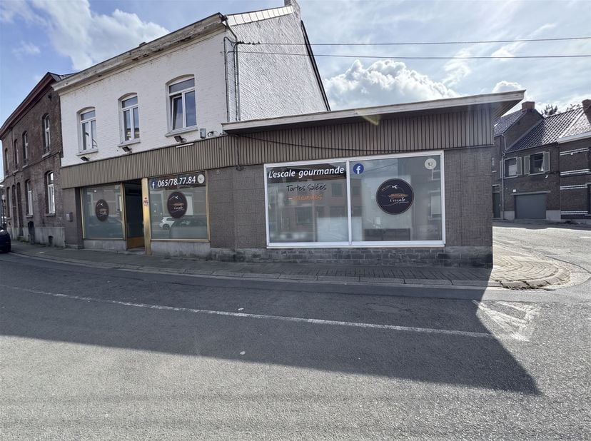 Spacieuse surface commerciale exploitable de suite, actuellement à usage d'atelier de production dans l'alimentaire, sise dans une rue paisible de Pât