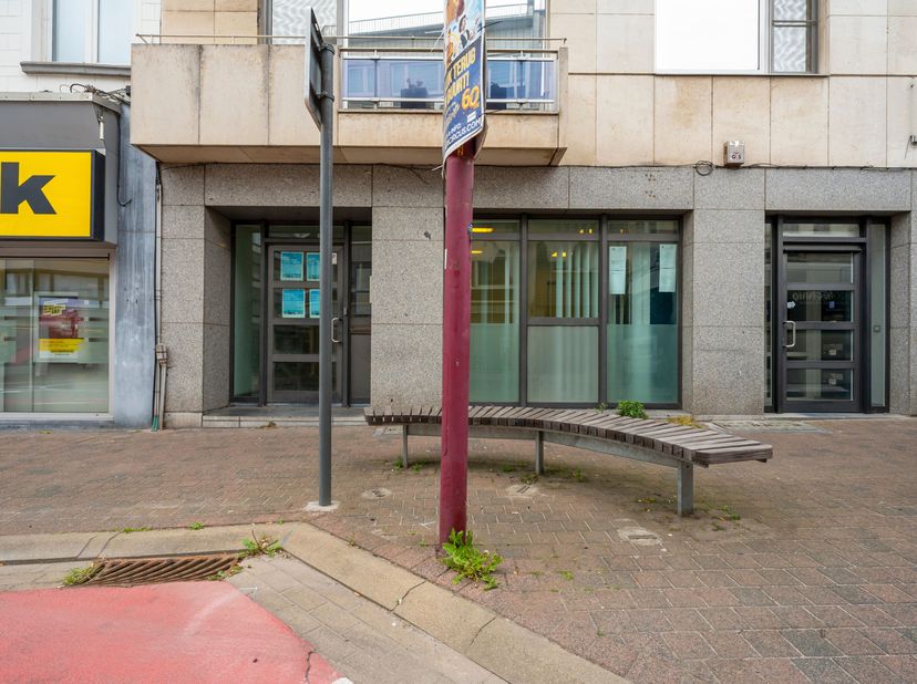 Commercieel pand op een centrale liggin in het centrum van Menen.<br />
Dit pand is verassend ruim met zijn meer dan 300 vierkante meter heb je hier v