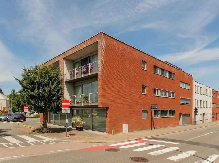 MODERN WOON- EN LEEFCOMFORT IN HOMBEEK<br />
<br />
Dit schitterende appartement van maar liefst 110m² is centraal gelegen Hombeek. Het biedt U de p