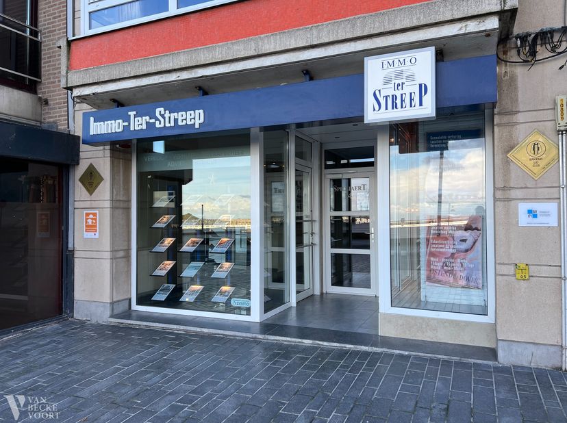Handelsgelijkvloers 90m² op drukke passageligging aan de Albert I-Promenade - grote doorstroom van het station naar het strand en dit zowel van de toe