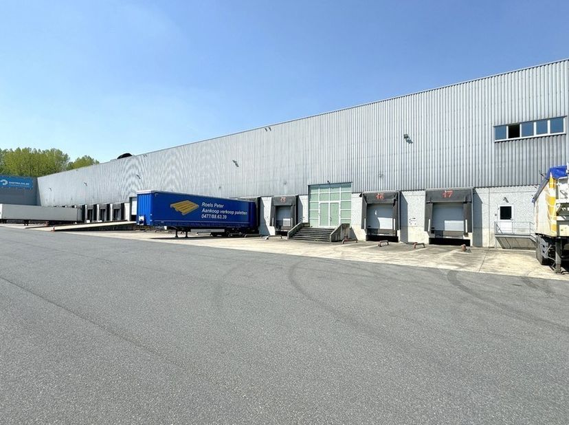 3.137m² magazijn met 2 laadkades (uitbreidbaar tot 8677m² magazijn en met mogelijkheid tot 74m² kantoor)<br />
Ligging: nabij de containerterminal in