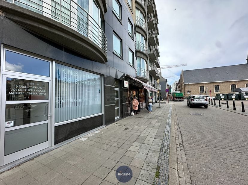 Commercieel gelegen handelsgelijkvloers op het drukke Mijnplein nabij het Wapenplein de Groentemarkt en de Visserskaai - modern gebouw met klasse voll