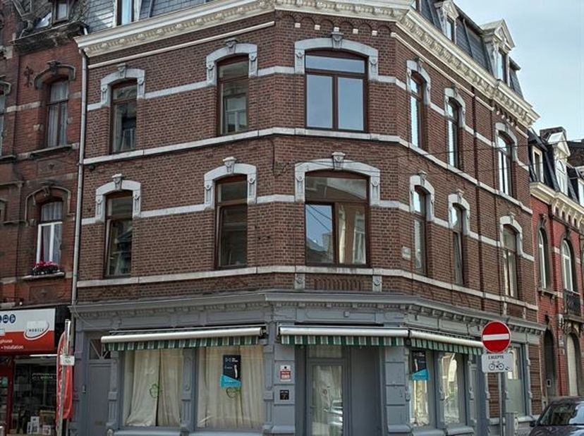 Situé dans le quartier Saint Léonard, niché au dernier étage (3ème) dun immeuble récemment remis à neuf, ce bel appartement complètement rénové avec u