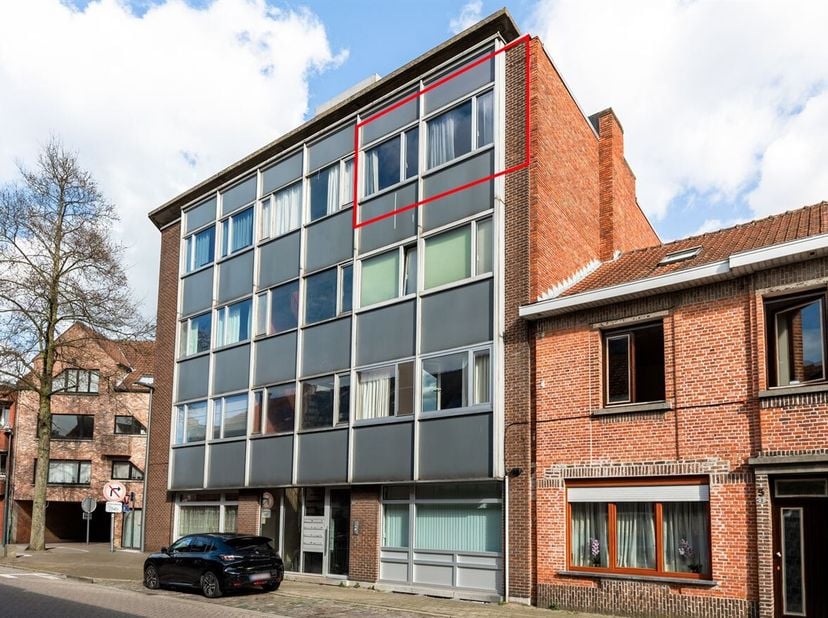 Goed onderhouden appartement met 2 slaapkamers<br />
Locatie:<br />
Het appartement is gunstig gelegen nabij winkels, scholen en sportfaciliteiten. He