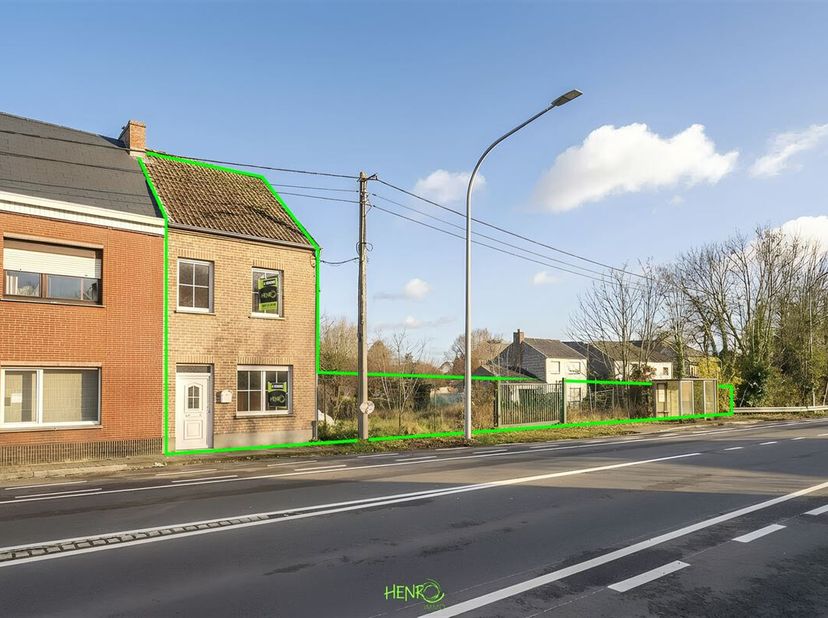 HENRO-IMMO vous propose cette jolie maison 3 façades avec un grand parking et un potentiel commercial à Leuze-en-hainaut.<br />
Idéalement située à Le