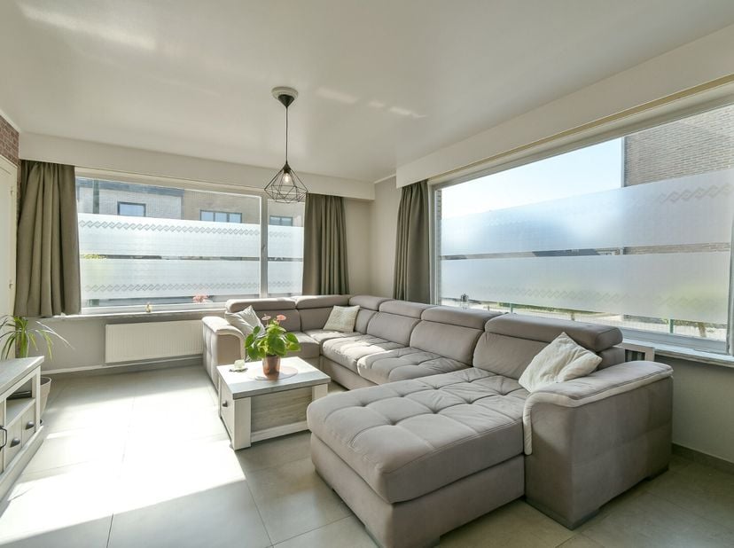 Welkom in Beukenstraat 12, een instapklare en recent gerenoveerde woning in het gegeerde Don Bosco, op een boogscheut van het centrum van Torhout. De