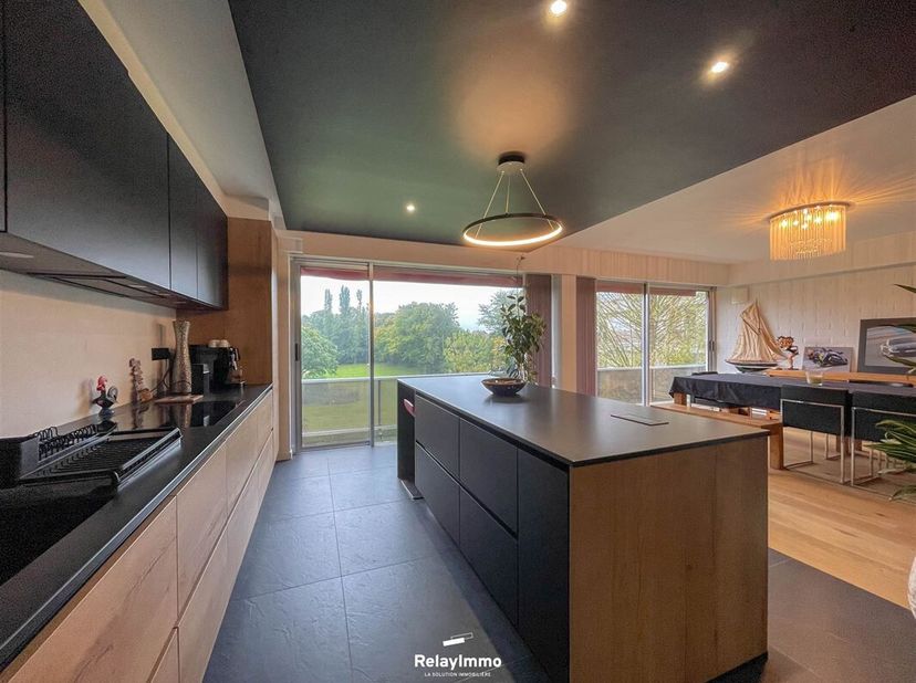 Très bel appartement de 105 m2 situé au dernier étage de la résidence "Les Bouleaux" avec deux chambres, dressing, deux salle de bains, balcon, cave e