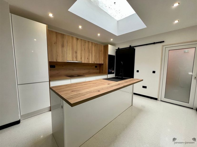 Cette maison mitoyenne située au centre de Hamme offre une combinaison parfaite de luxe moderne et de fonctionnalité pratique.<br />
Avec une surface