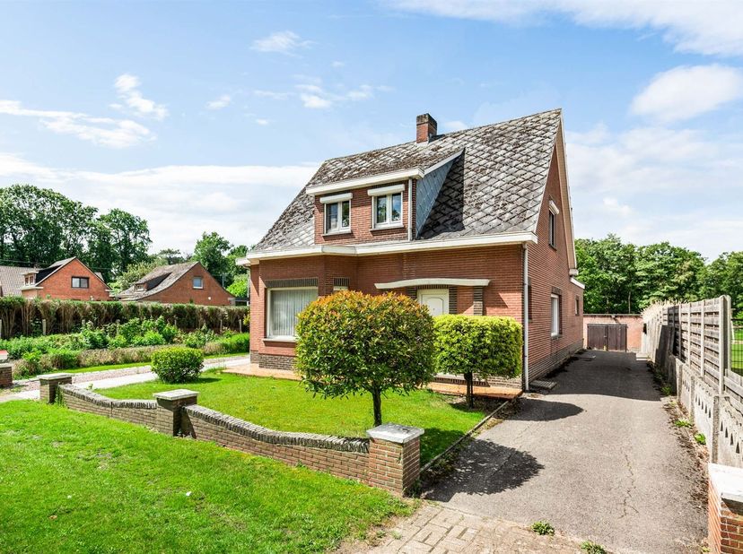 Te renoveren open bebouwing met 3 slaapkamers en garage in Mol<br />
<br />
<br />
Locatie:<br />
<br />
 Deze woning is rustig gelegen aan de Gompe