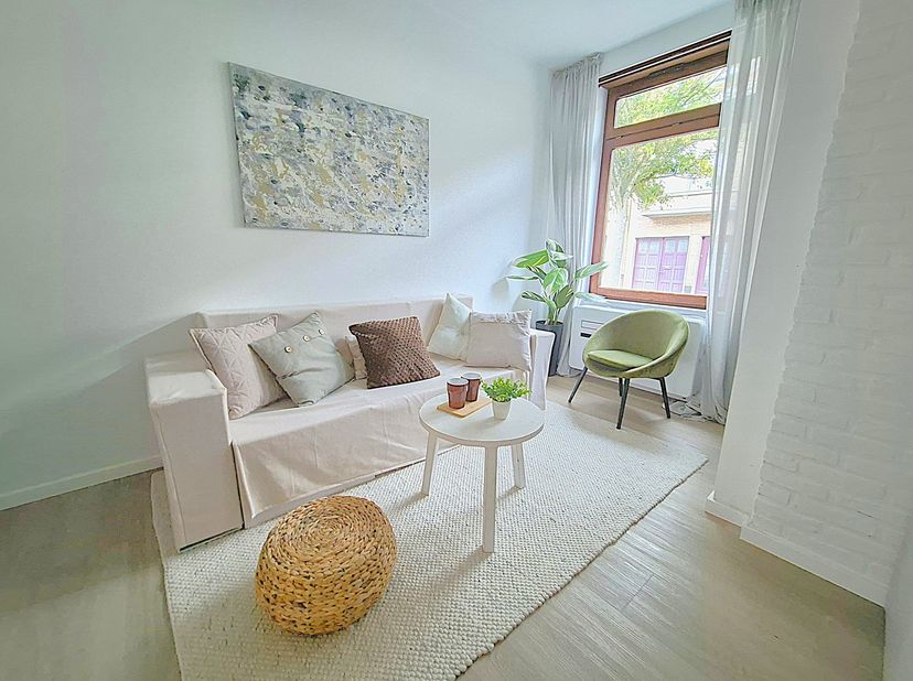 Ontdek deze gezellige en recent vernieuwde 100% instapklare woning met conforme elektrische installatie, asbestveilig en EPC C. Deze woning is centraa