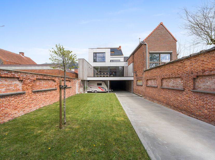 Uitzonderlijk wonen en werken in een volledig gerenoveerde, statige eigendom met ca. 450 m² bewoonbare opp. en een indrukwekkend atelier van ±580 m².D