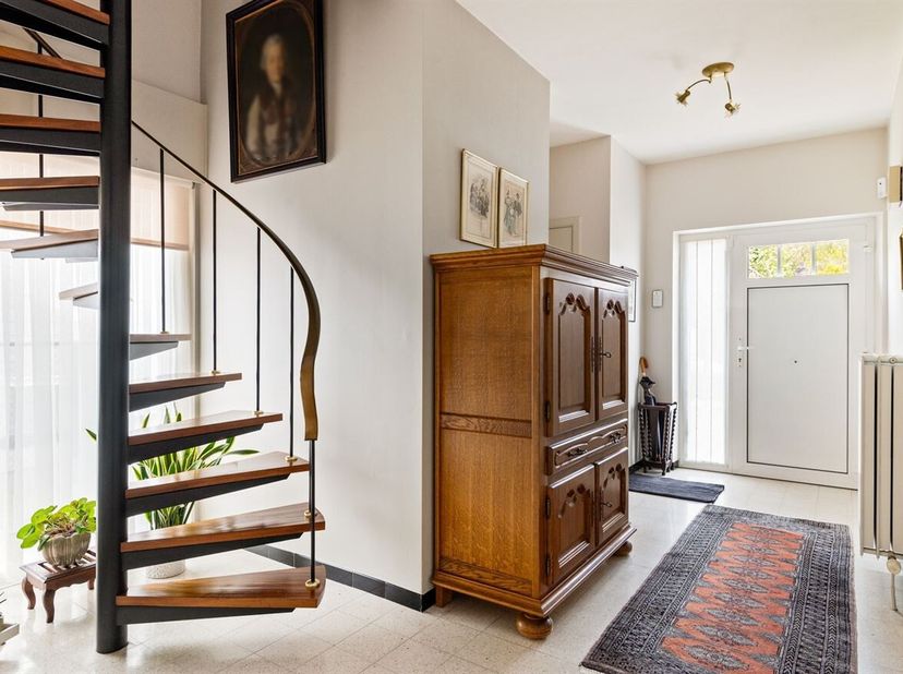 Bienvenue dans cette maison jumelée bien entretenue à Wommelgem. Cette propriété est idéalement située dans un quartier résidentiel, à proximité du ce
