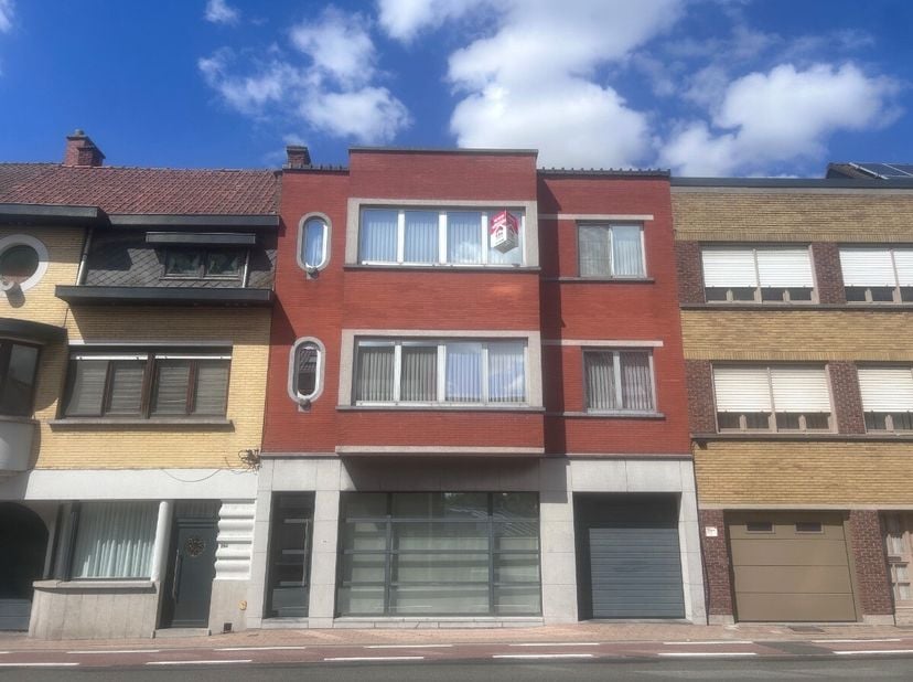 Menen - Ruim verzorgd appartement met 2 slaapkamers en garage te huur.Bestaande uit:Inkom, toilet, woonkamer, keuken, berging, bureau, badkamer, 2 sla