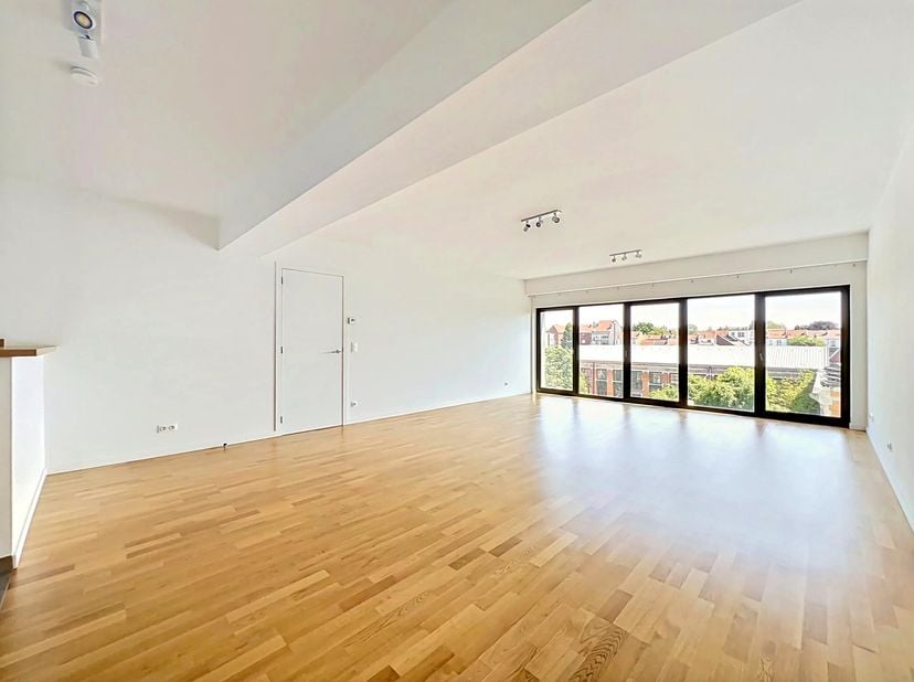Bien présenté par Carla Rodriguez : 0494 07 97 54 / carla.rodriguez@victoire.be<br />
Victoire Junot vous propose en exclusivité ce lumineux apparteme