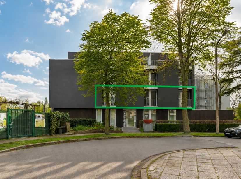 Gelegen in een bijzonder rustige en groene omgeving in Sint-Michiels bevindt zich dit appartement op de eerste verdieping van de kleinschalige residen