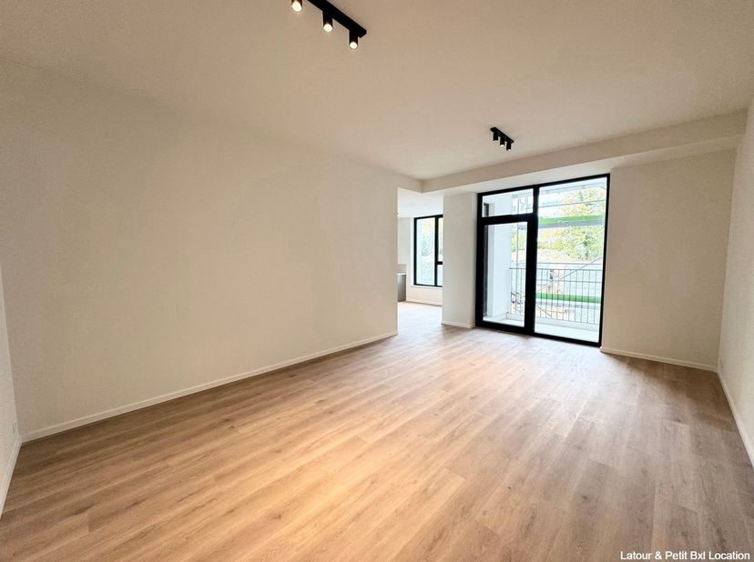 WOLUWE-SAINT-LAMBERT – Ideaal gelegen nabij Woluwe Shopping en de grote verkeersassen, in een aangename wijk, prachtig NIEUW APPARTEMENT (2Slk/1Bad/1D