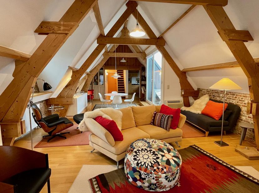 Op een van de meest romantische plekjes in de Brugse binnenstad bevindt zich dit unieke dakappartement met 1 slaapkamer en terras en een prachtig uitz