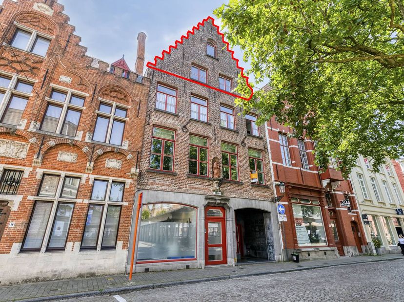 Karaktervol duplexappartement met 2 slaapkamers op een toplocatie aan de Vismarkt, gevestigd in het historische burgerhuis De Gouden Rake, op wandelaf