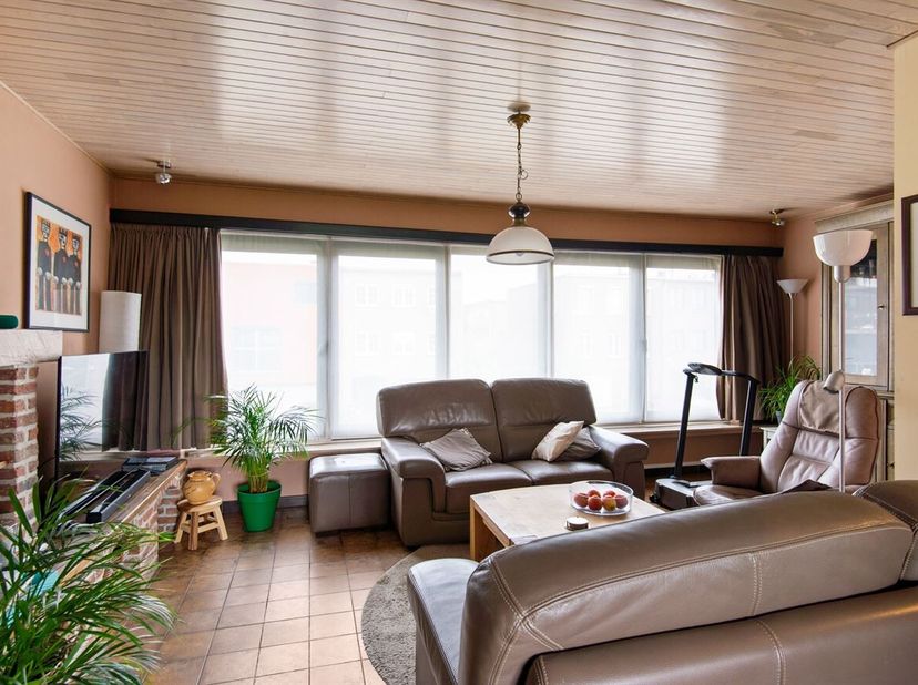 Ruime bel-etagewoning met garage, grote oprit en zonnige tuin<br />
Gelegen in een rustige en residentiële buurt in Aartselaar, geniet deze bel-etagew