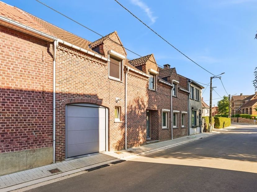 Bent u op zoek naar een ruime gezinswoning met een aangename indeling, veel leefruimte en een gezellige tuin? Dan is deze woning, gelegen aan de Neerr