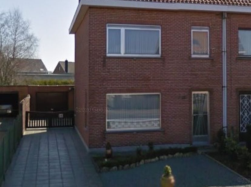 WOONHUIS -<br />
INDELING:<br />
Gelijkvloers: Inkomhal met trap, leefruimte in L-vorm (4 x 4 en 4 x 7) met vloertegels, verouderde keuken (4 x 3,5) m