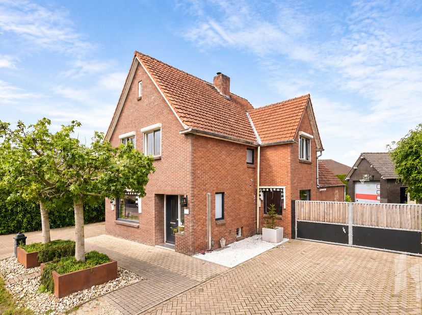 Deze karaktervolle woning is instapklaar en werd vanbinnen recent gerenoveerd en er is géén renovatieplicht. Met de mooie aanbouw werd er een extra le
