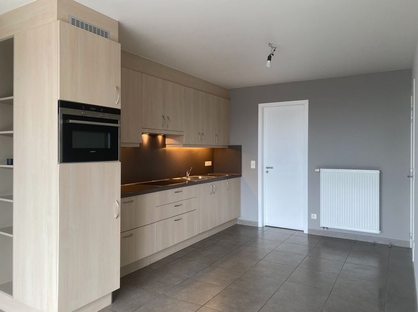 In residentie Ten Hulle, gelegen te Lodorp 5 in Lotenhulle bevindt zich dit verzorgd duplex-appartement met 3 slaapkamers, gelegen op de bovenste verd