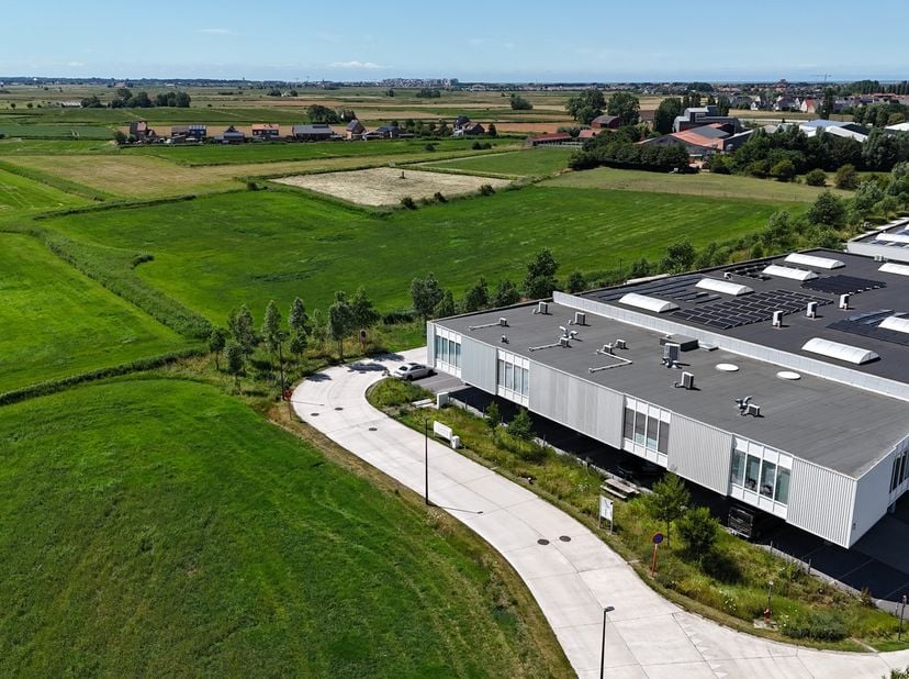Deze instapklare kantoorruimte van +/- 177 m² is gelegen op de bedrijvensite Tintersweghe in Blankenberge, een gevestigde bedrijvenzone waar tal van o
