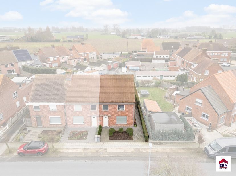 Te koop: ruime halfopen woning in Oostrozebeke op een rustige ligging nabij het centrum van Oostrozebeke en De Ginste.Deze recent gerenoveerde woning