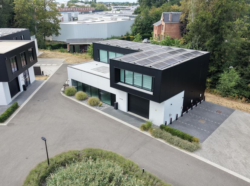 Moderne en veelzijdige bedrijfsruimte van ca. 208 m², bestaande uit ca. 125 m² kantoor-/showroomruimte en ca. 83 m² opslag-/werkruimte. Ideaal voor ee