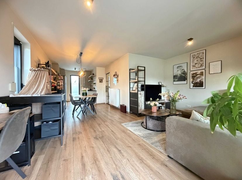 Deze recente woning ligt in een verkeersluwe schoolomgeving. De woning is mooi afgewerkt en goed onderhouden.<br />
<br />
De indeling is praktisch me