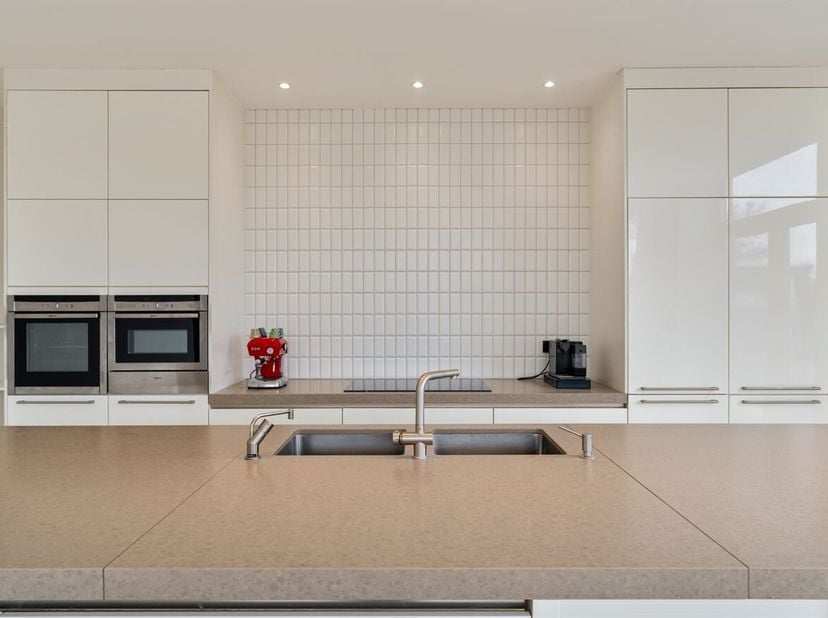 Via de ruime inkomhal krijgt u toegang tot de verschillende vertrekken van de woning. Het hart van het huis wordt gevormd door de bijzonder ruime en l