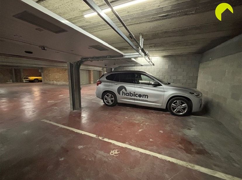 À proximité du centre de Mortsel, en face du nouveau projet immobilier « Stadsterras », nous vous proposons ce garage/espace de stockage très spacieux