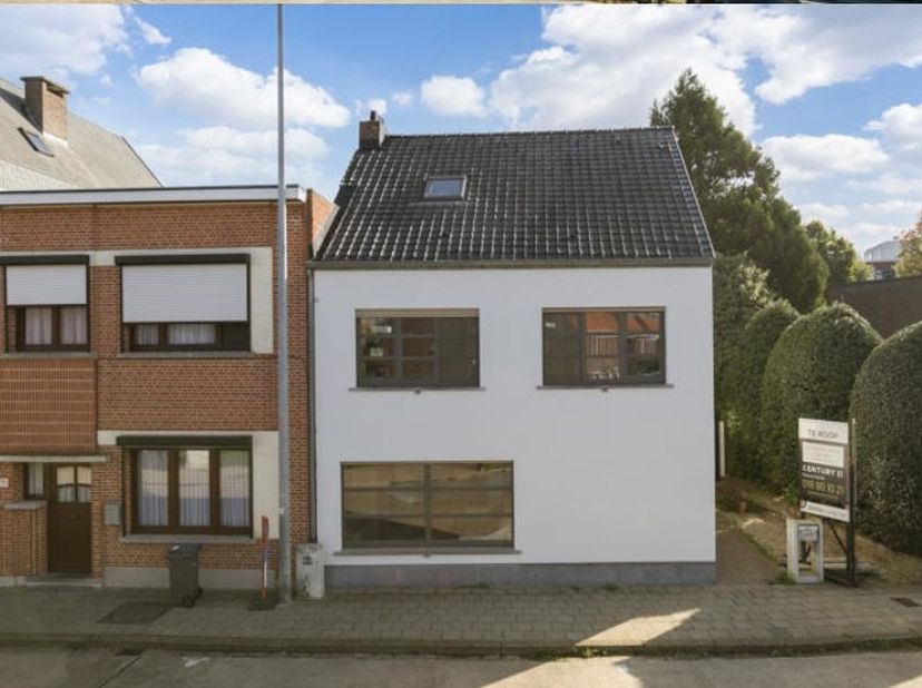 WONING CENTRUM HERENTALS! -<br />
<br />
Prachtige woning met 3 garages.<br />
Op het gelijkvloers is er een inkomhal, een lichtrijke living, een mooi
