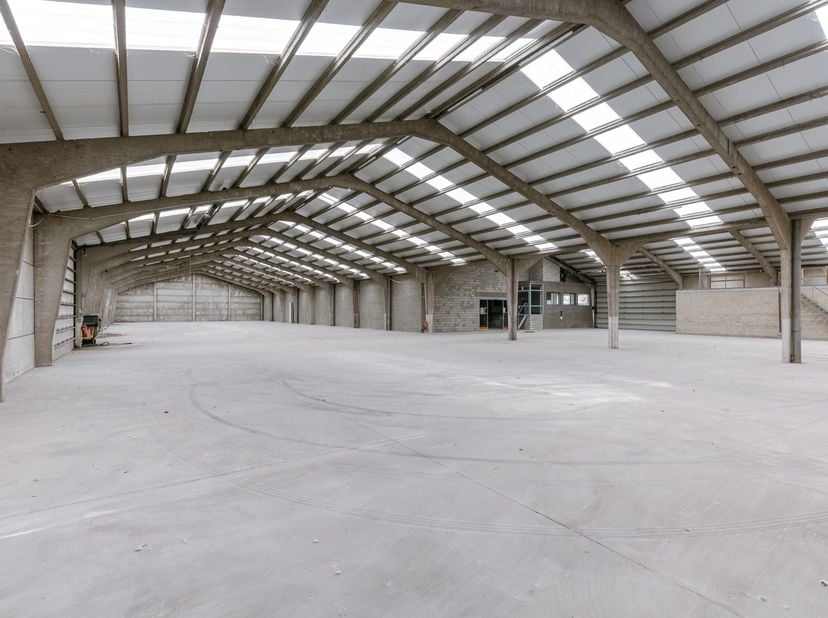 Op het bedrijventerrein Ieperleekanaal, een van de grootste industriezones van West-Vlaanderen, staat een bedrijfssite van 14.768 m² te koop met een b