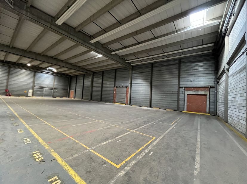 Uniek gelegen logistiek magazijn met een totale oppervlakte van 15.370m², opsplitsbaar in 6.270m² - 9.100m² - 12.000m². De vrije hoogte varieert tusse