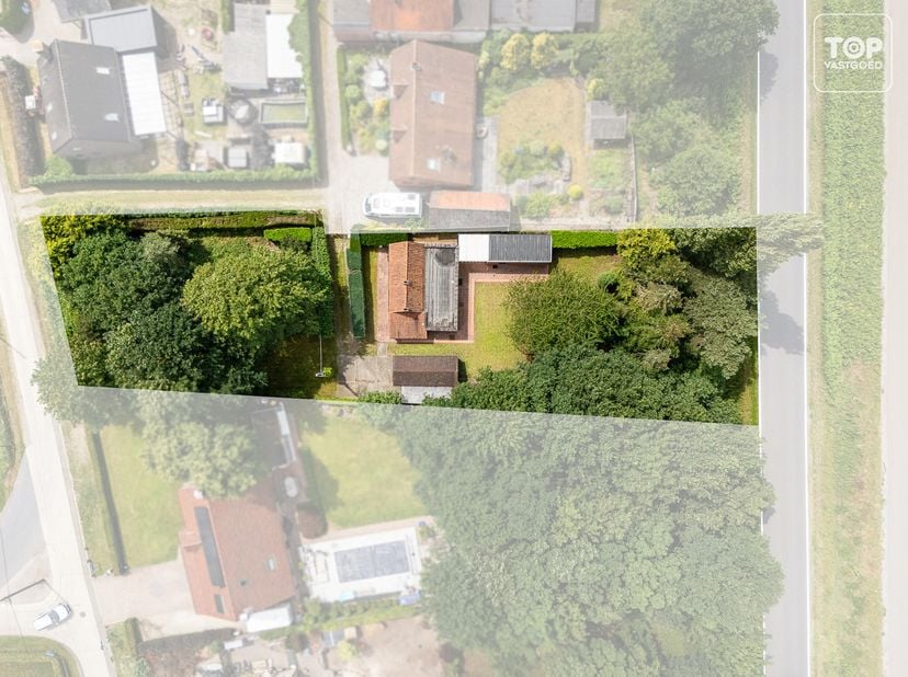 Deze vrijstaande woning, gelegen in een landelijke omgeving aan het einde van een doodlopende straat, biedt een zeldzame kans.<br />
De eigendom bevin