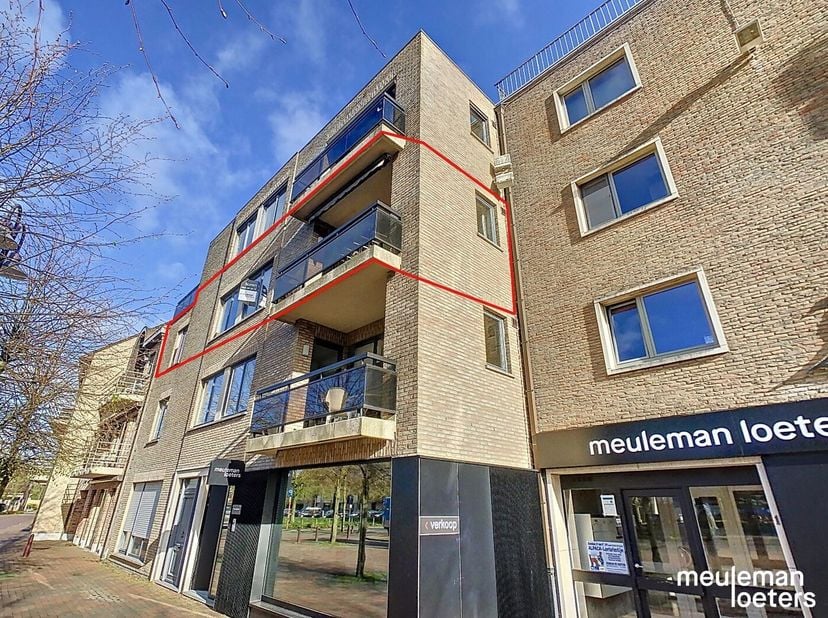 Ruim en verzorgd appartement met prachtig zicht op het Sint-Pietersplein.<br />
<br />
<br />
Dit appartement is onderverdeeld als volgt: <br />
<br /