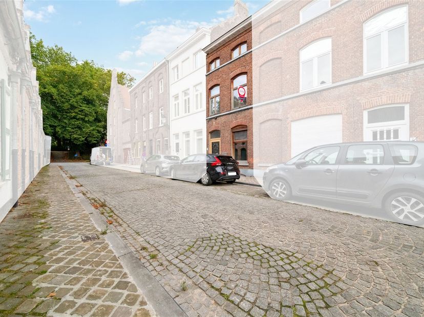 Idéalement située à Bruges, à quelques pas des remparts, de la gare et des rues commerçantes, cette maison à rénover offre un potentiel exceptionnel.
