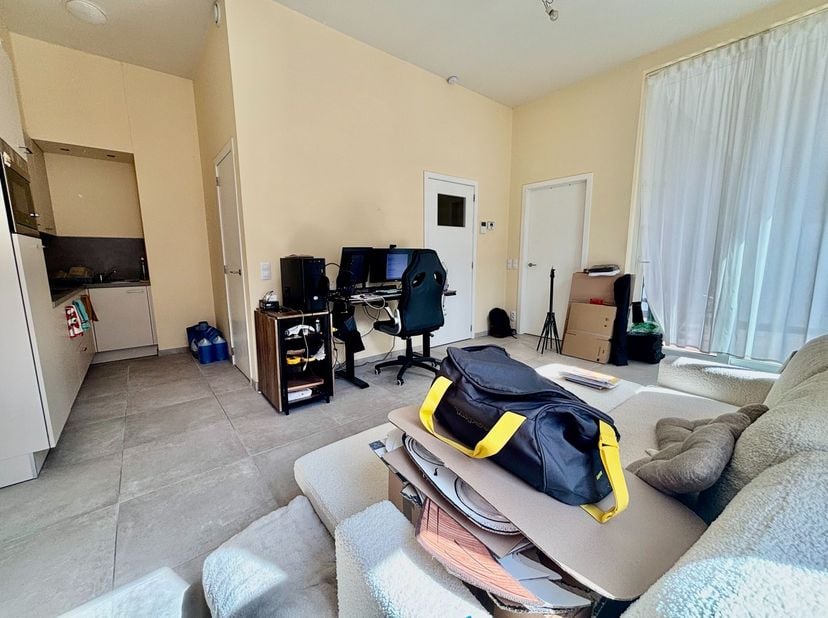 Dit aangenaam en centraal gelegen appartement in Roeselare biedt een comfortabele en praktische woonomgeving. Bij het binnenkomen beschikt het apparte