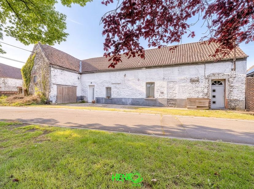 Jolie maison 4 façades située au calme dans le village de Gaurain-Ramecroix, à deux minutes de toutes les commodités.<br />
Elle propose deux accès, d