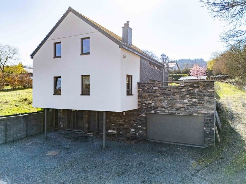 ERA B-LUX biedt u deze recente en moderne woning aan, gelegen in Neuville, in de gemeente Vielsalm, in een rustige en groene omgeving op korte afstand